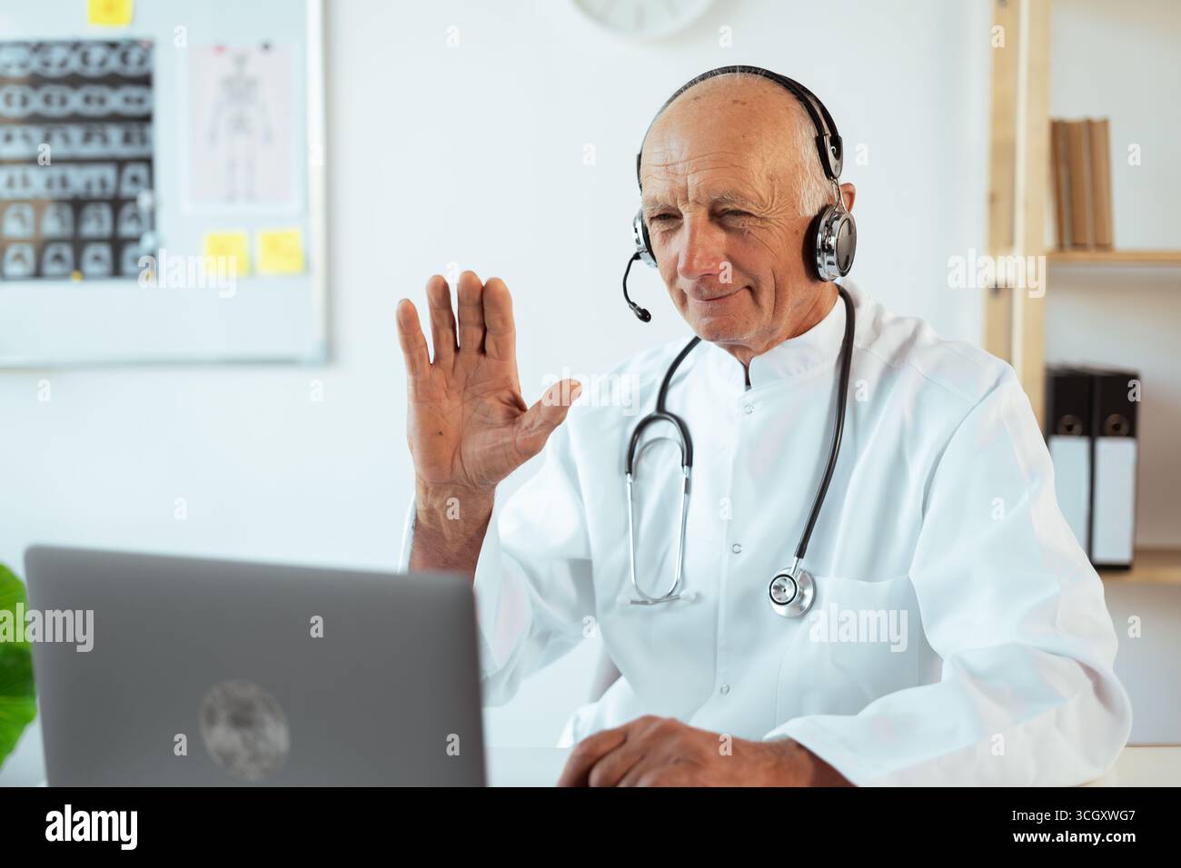 Vieux médecin masculin parler au patient faire télémédecine vidéo en ligne. consultation en télémédecine. Concept de télésanté Banque D'Images