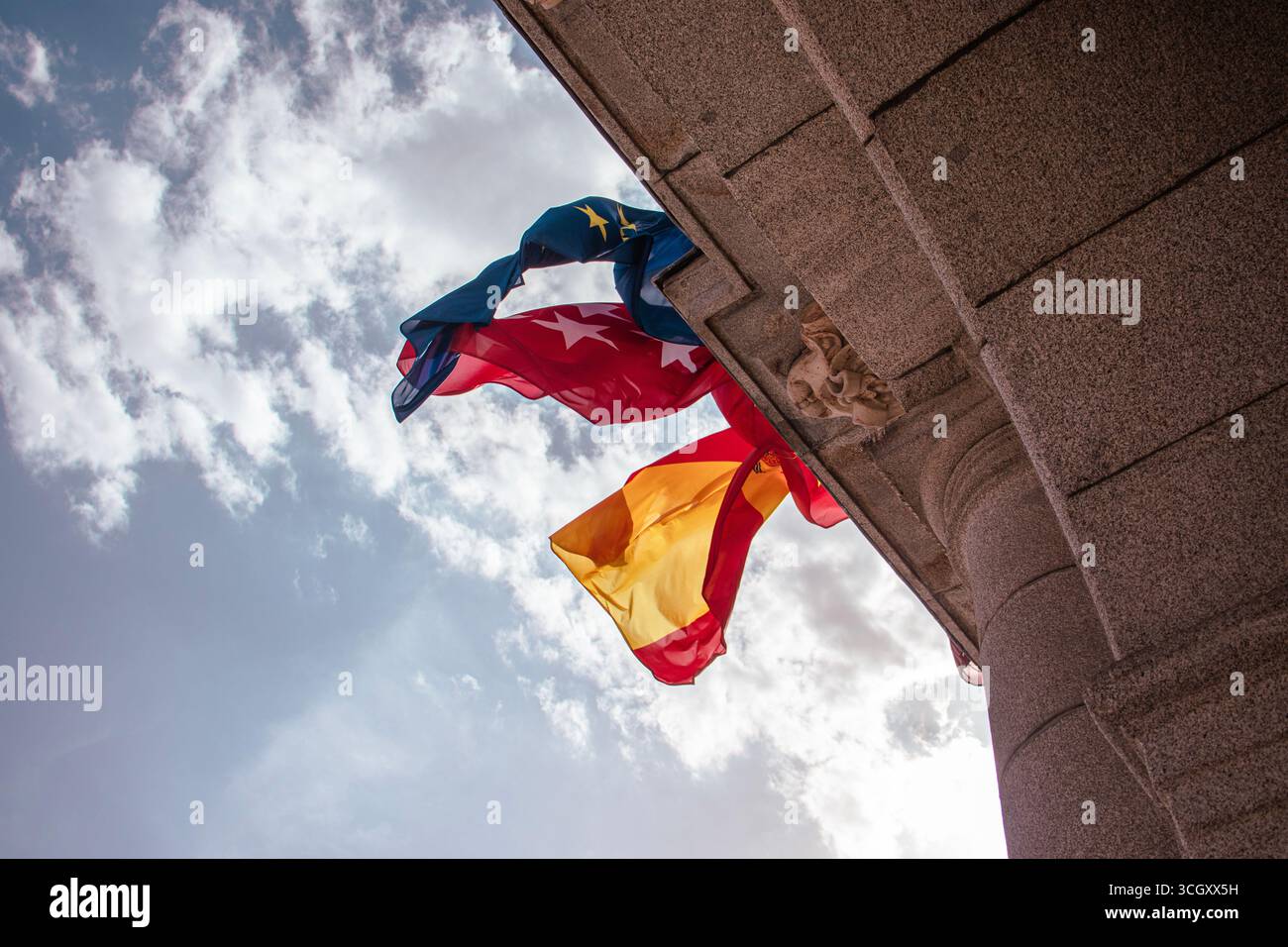Vue à angle bas des drapeaux européens, espagnols et de la Communauté de Madrid agitant à Plaza Mayor, Madrid, Espagne Banque D'Images
