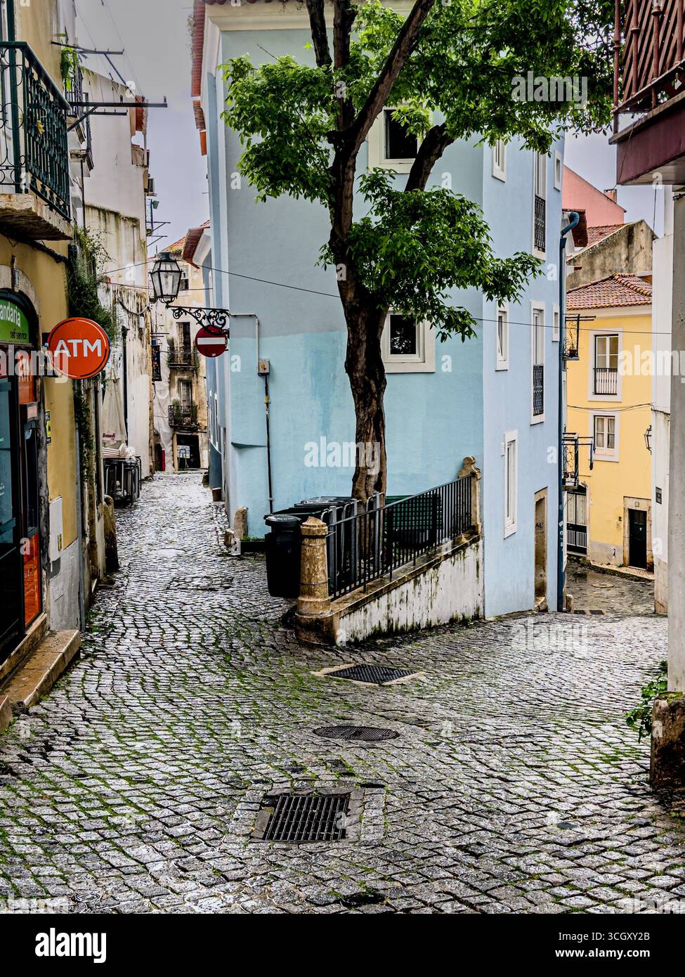 Façades colorées dans une ruelle étroite dans la vieille ville de Lisbonne, Portugal. Banque D'Images