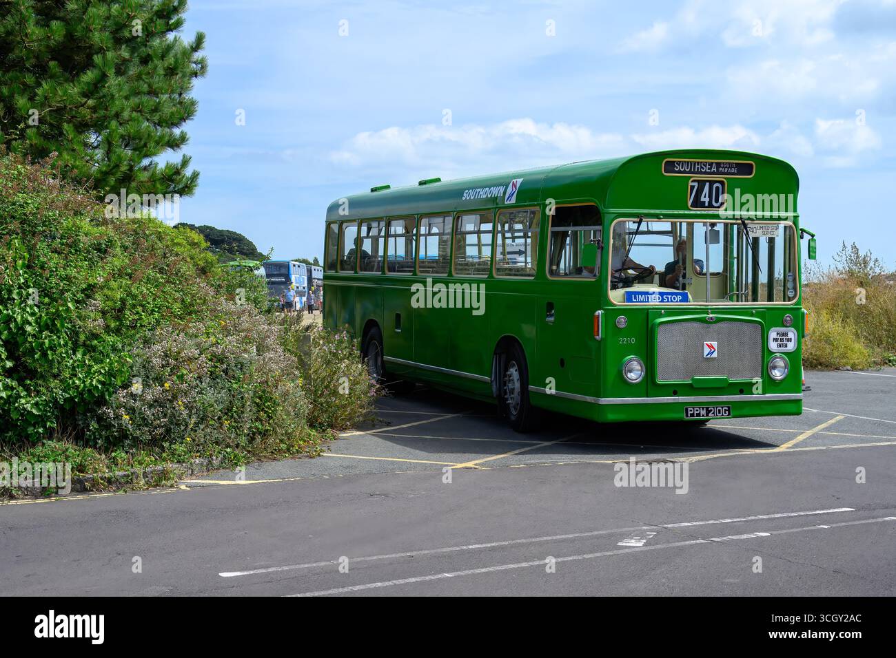 Gosport Angleterre - 4 août 2024 : la société provinciale stokes Bay bus Rally Southdown 2210 ppm 210G 1968 Bristol RE Banque D'Images