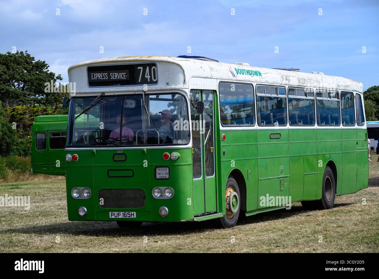 Gosport Angleterre - 4 août 2024 : la société provinciale prépare un rallye de bus Bay Southdown Leyland PUF 165H. Banque D'Images