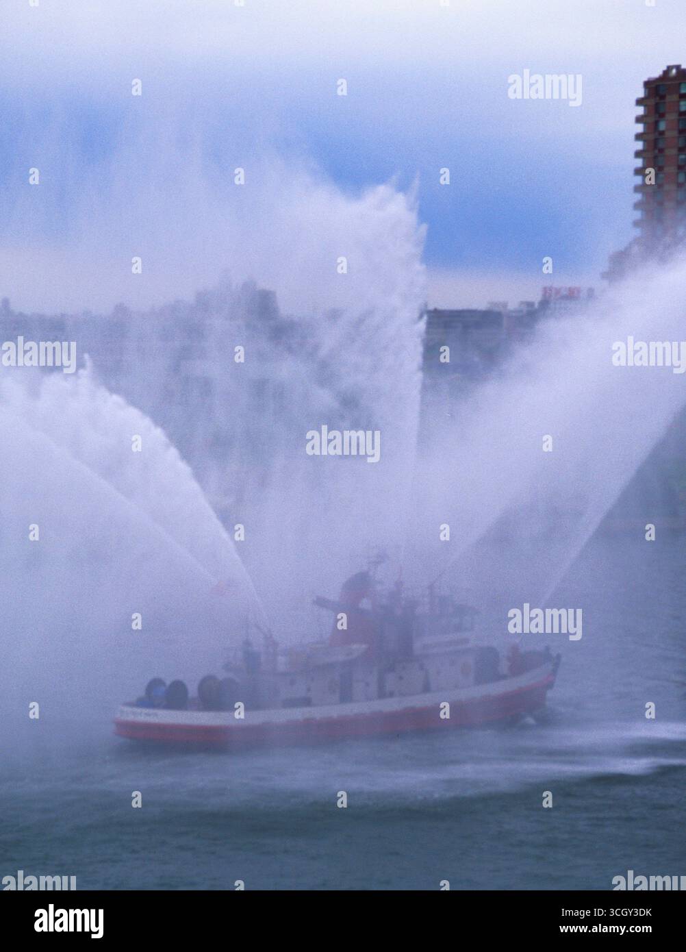 Fireboat John Harvey Waterworks exposition sur l'East River à New York City USA Banque D'Images