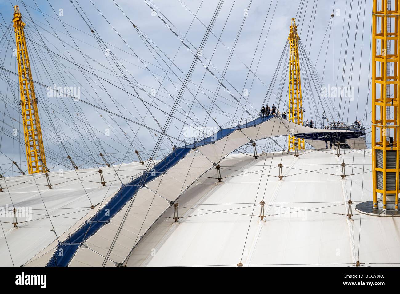 Londres, Royaume-Uni. 30 août 2025. Météo britannique – les âmes courageuses font l’expérience de la promenade sur le toit de l’O2 avant l’arrivée de la pluie prévue. D'autres pluies sont attendues dans la capitale alors que l'été touche à sa fin. Credit : Stephen Chung / Alamy Live News Banque D'Images