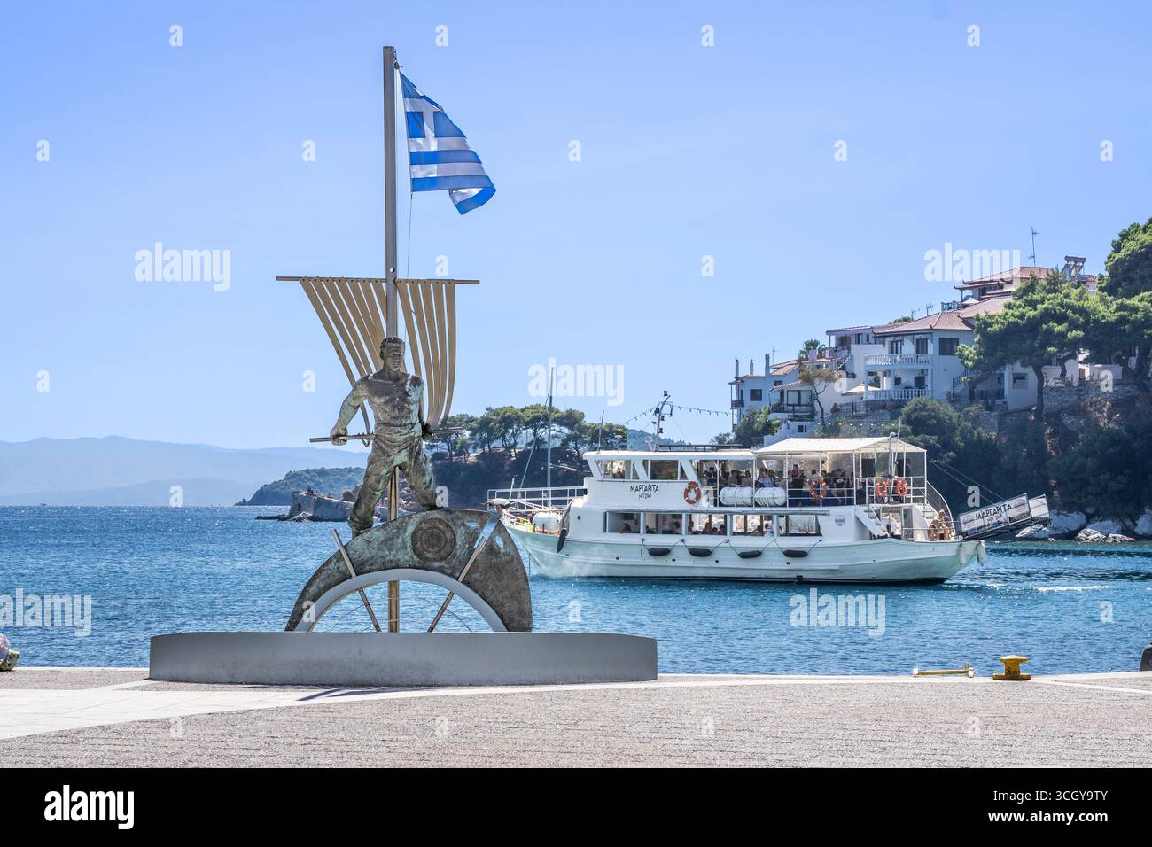 Excursion d'une journée en bateau à passagers dans le port de Skiathos Banque D'Images