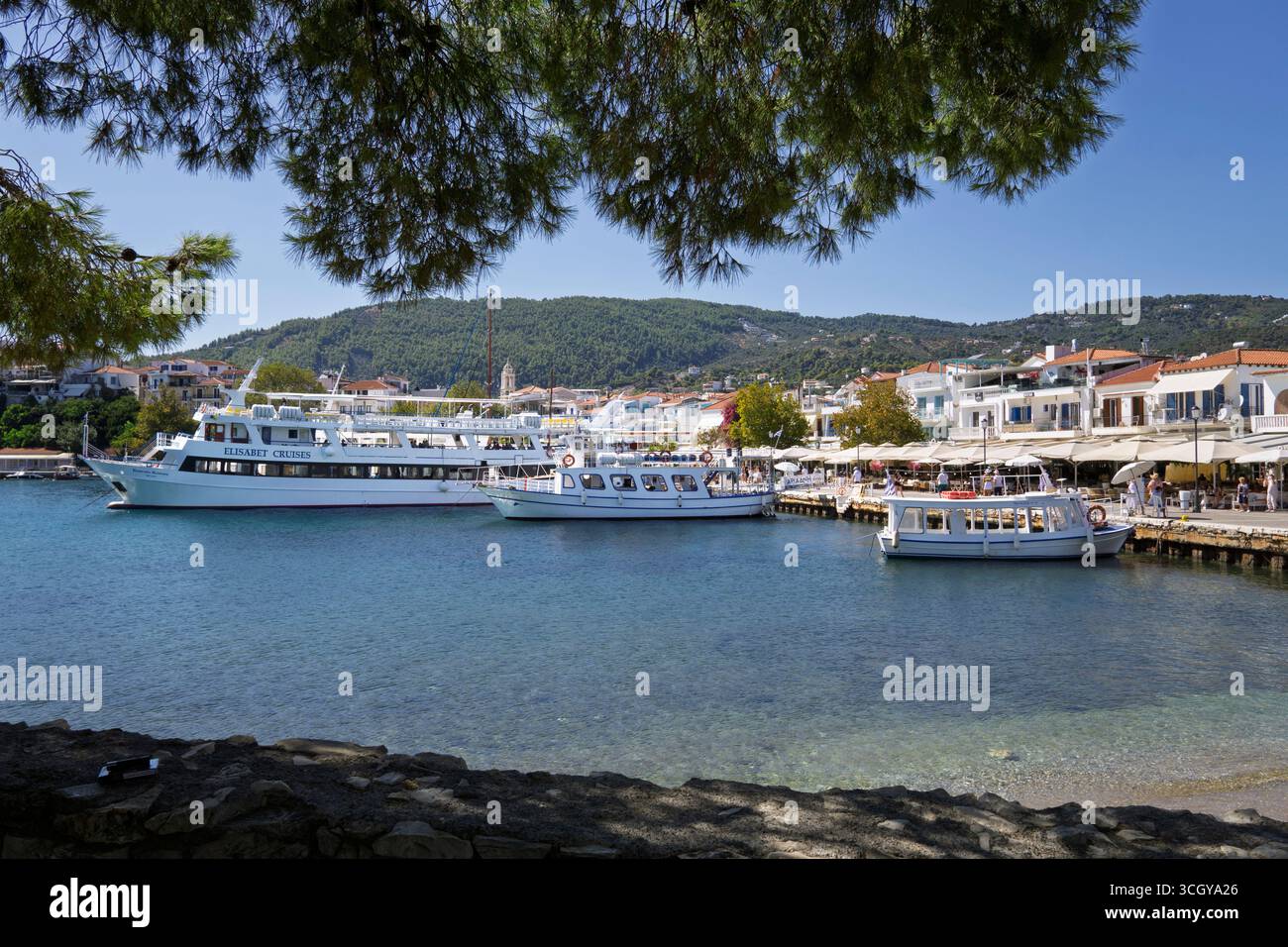 Excursion d'une journée en bateau à passagers dans le port de Skiathos Banque D'Images