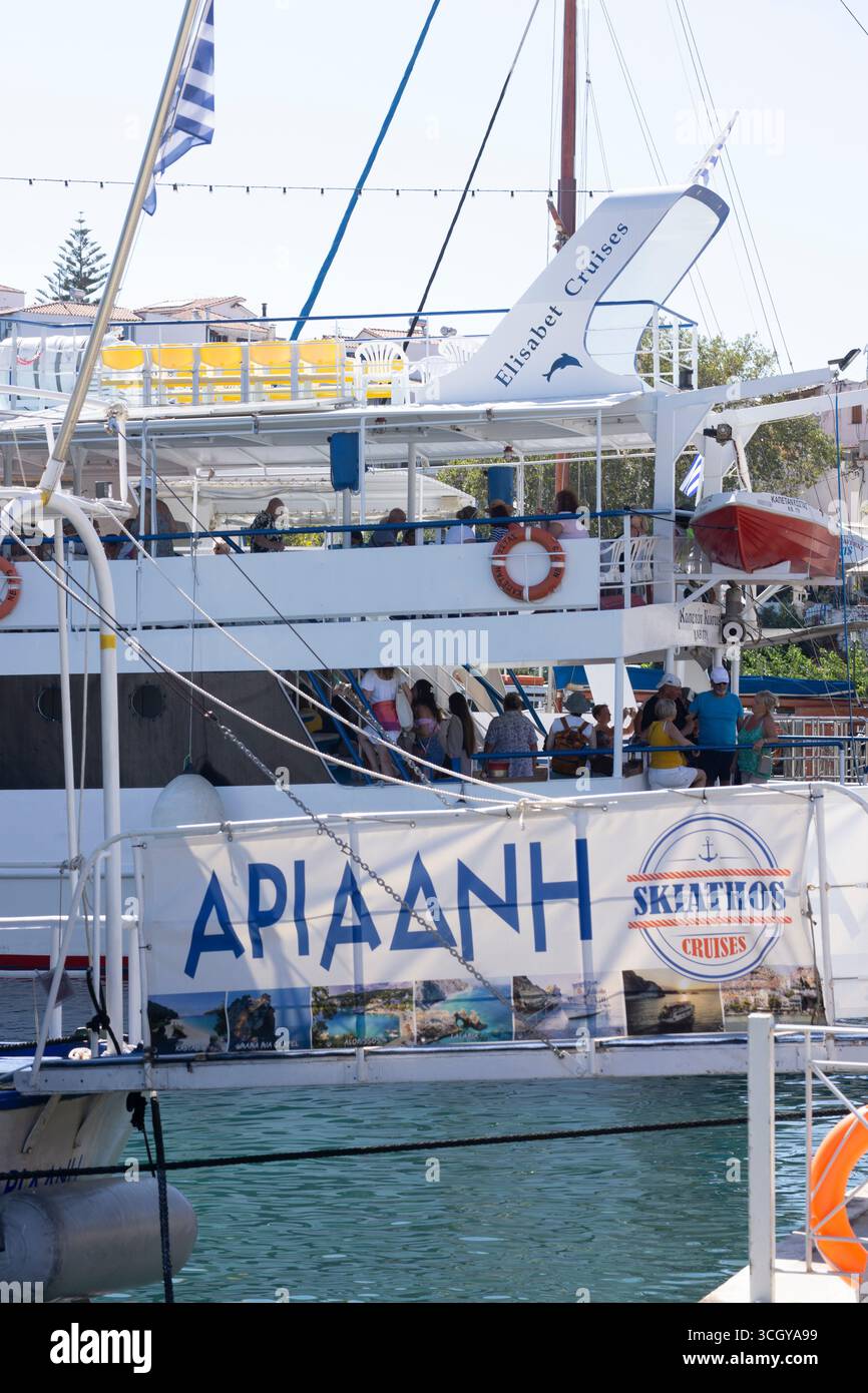 Excursion d'une journée en bateau à passagers dans le port de Skiathos Banque D'Images