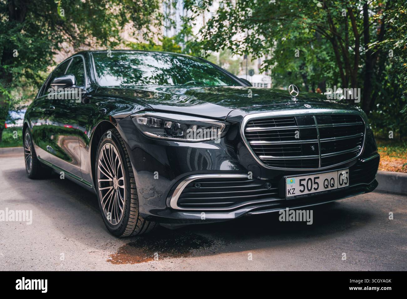 Almaty, Kazakhstan - 15 juillet 2025 : Mercedes Benz classe S noire dans un parking. Constructeur automobile allemand Banque D'Images
