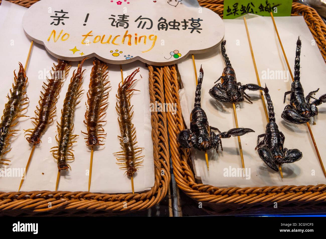 Scorpions frits, centipèdes, Zhujiajiao Water Town, Shanghai, République populaire de Chine Banque D'Images