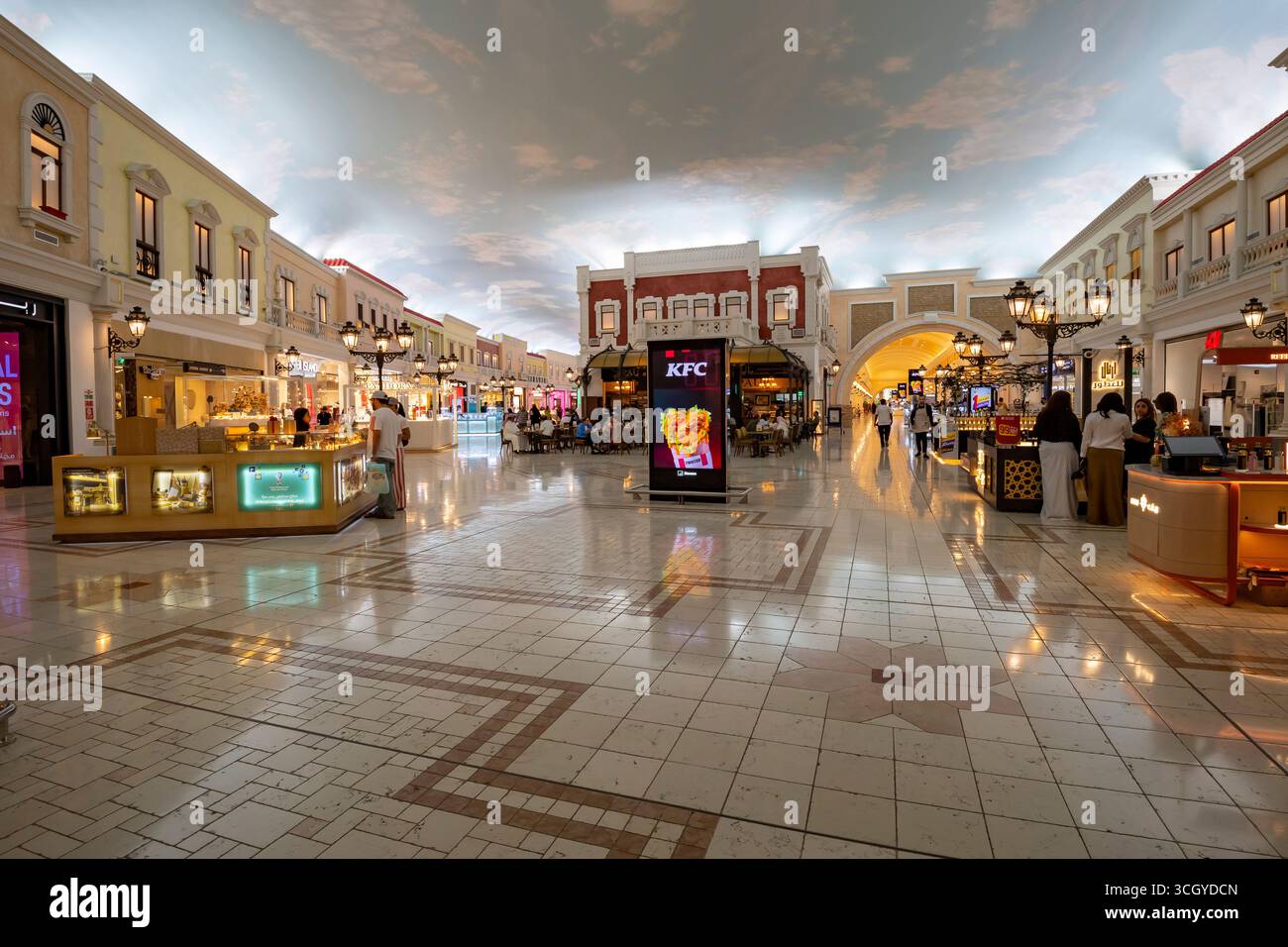 Villaggio Mall, un centre commercial de style vénitien avec un canal, des gondoles et un ciel artificiel, Doha, Qatar Banque D'Images