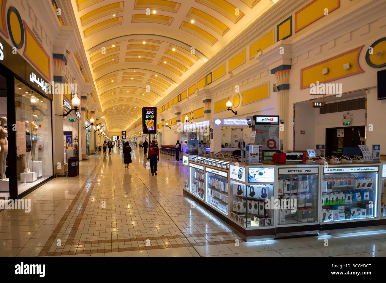 Villaggio Mall, un centre commercial de style vénitien avec un canal, des gondoles et un ciel artificiel, Doha, Qatar Banque D'Images