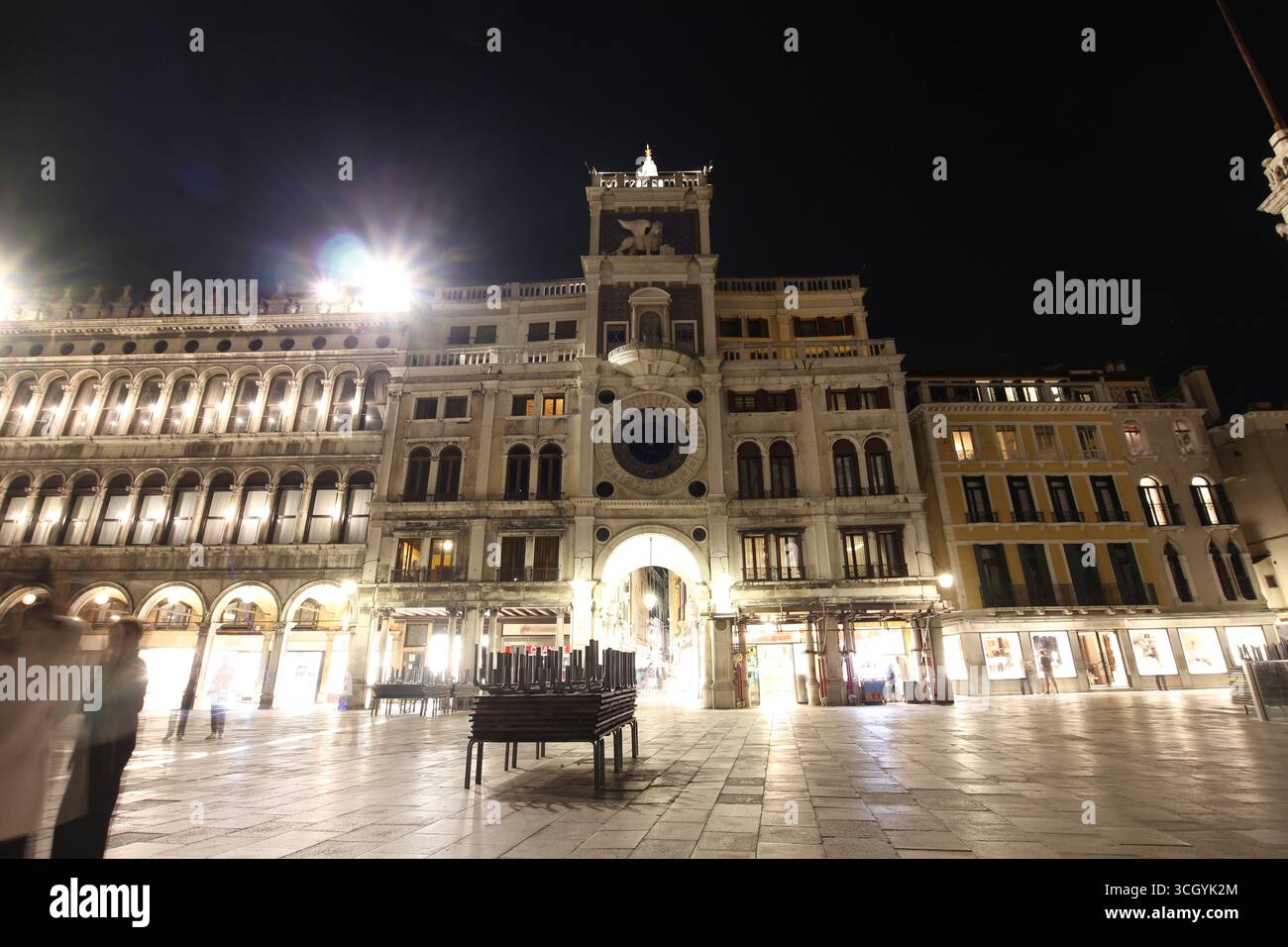 Vue nocturne de la tour de l'horloge de St Marc à Venise, Italie Banque D'Images
