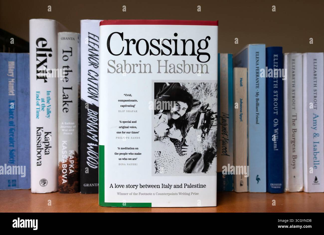 'Crossing' Sabrin Hasbun palestinienne italienne écrivain auteur livre couverture couverture sur la bibliothèque maison étagère de livres 2025 UK Banque D'Images