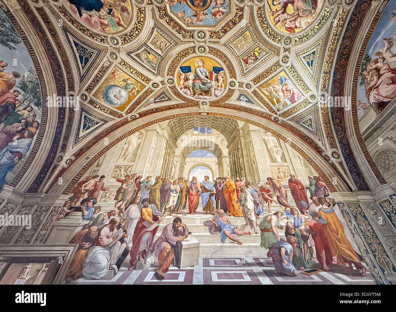 CITÉ DU VATICAN, ROME, ITALIE - 02 AOÛT 2025 fresque de Raphaël, l'École d'Athènes, située dans le Palais apostolique, salle de la Segnatura. La loupe Banque D'Images