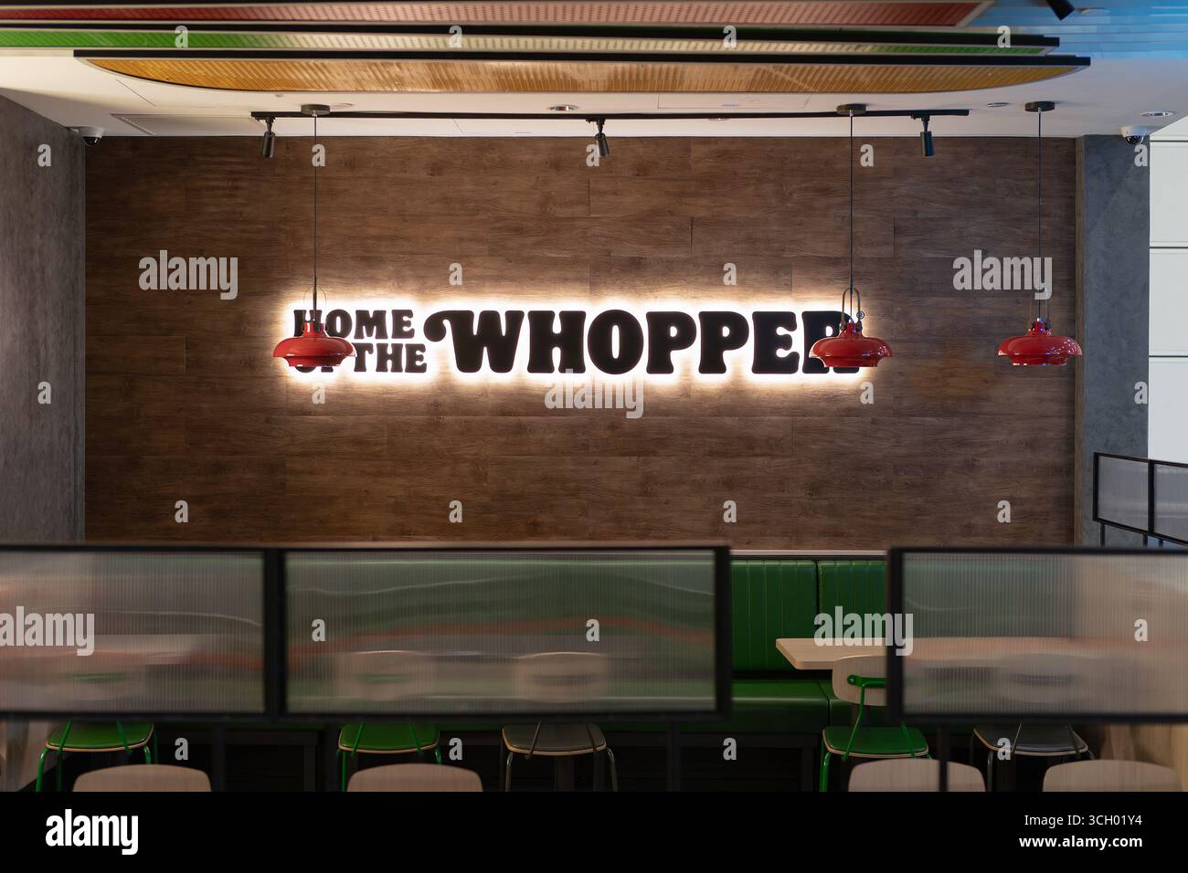 Sepang, Malaisie - 5 septembre 2024 : slogan « Home of the Whopper » vu sur un mur dans un restaurant Burger King sur le côté piste d'un stagiaire de Kuala Lumpur Banque D'Images