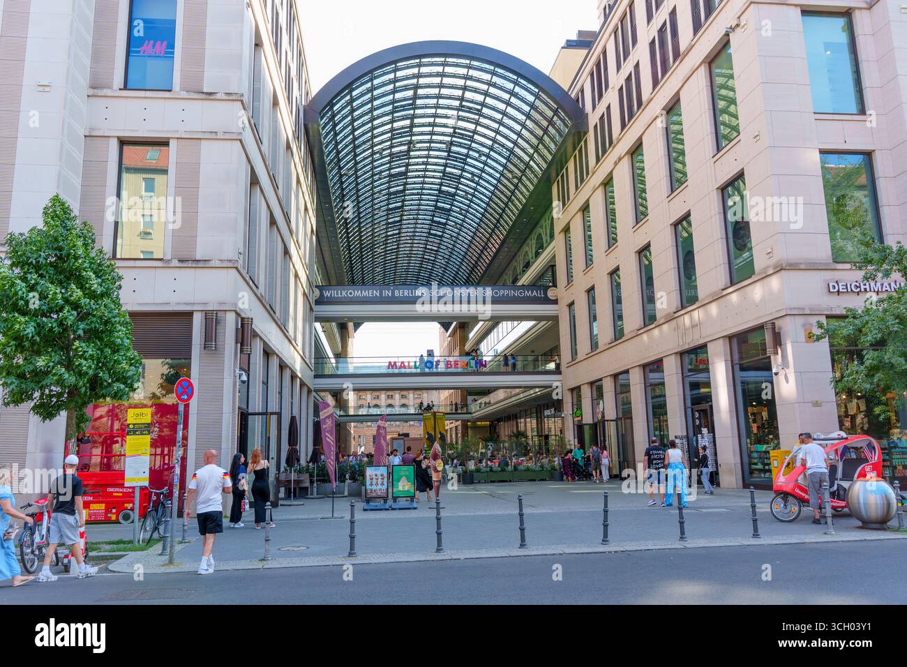 Berlin, Allemagne - 16 août 2025 : vue extérieure du Mall of Berlin avec architecture moderne, piétons animés et vitrines animées Banque D'Images