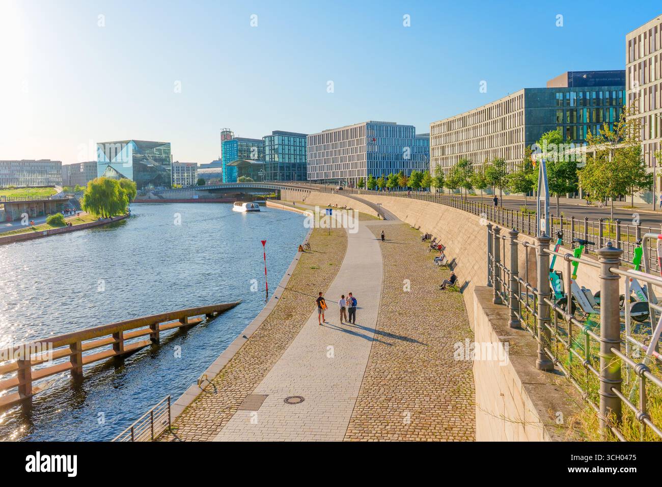 Berlin, Allemagne - 16 août 2025 : vue grand angle sur la rivière Spree à Berlin, avec des bâtiments contemporains et une promenade dynamique en bord de mer Banque D'Images