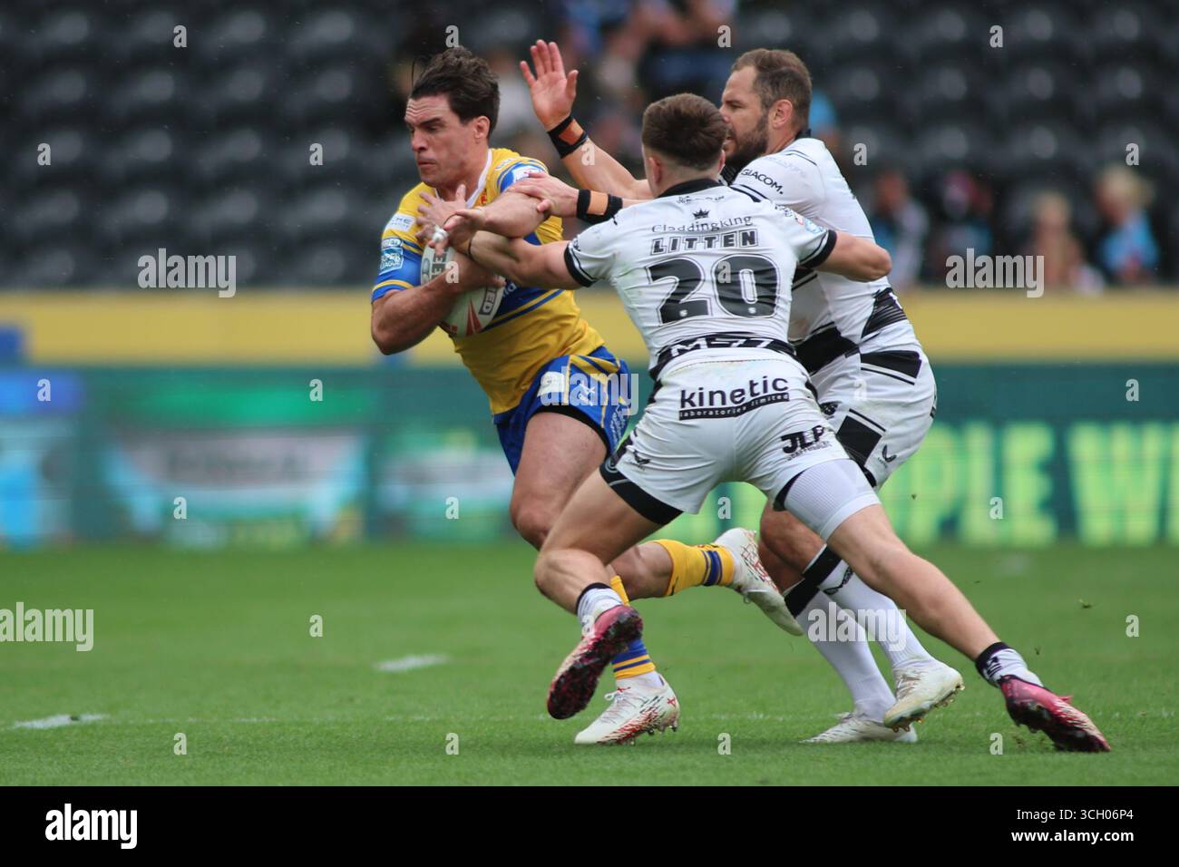 Hull, Royaume-Uni. 30 août 2025. MKM Stadium, West Park, Hull, East Yorkshire, 30 août 2025. Betfred Super League Hull FC vs Leeds Rhinos Brodie Croft de Leeds Rhinos lors de l'attaque contre Aidan Sezer et Davy Litten de Hull FC Credit : Touchlinepics/Alamy Live News Banque D'Images