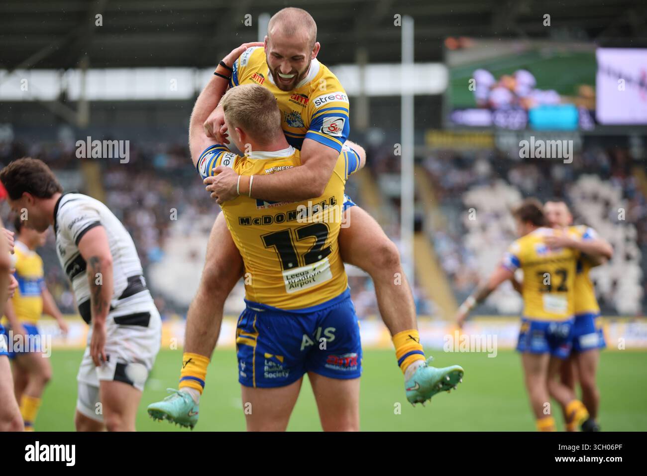 Hull, Royaume-Uni. 30 août 2025. MKM Stadium, West Park, Hull, East Yorkshire, 30 août 2025. Betfred Super League Hull FC vs Leeds Rhinos James McDonnell de Leeds Rhinos célèbre avoir marqué l'essai contre Hull FC avec son coéquipier Jarrod O'Connor Credit : Touchlinepics/Alamy Live News Banque D'Images