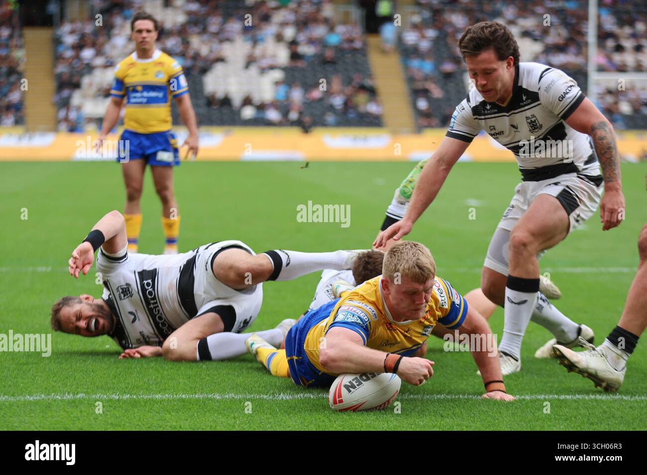 Hull, Royaume-Uni. 30 août 2025. MKM Stadium, West Park, Hull, East Yorkshire, 30 août 2025. Betfred Super League Hull FC vs Leeds Rhinos James McDonnell de Leeds Rhinos marque l'essai contre Hull FC Credit : Touchlinepics/Alamy Live News Banque D'Images