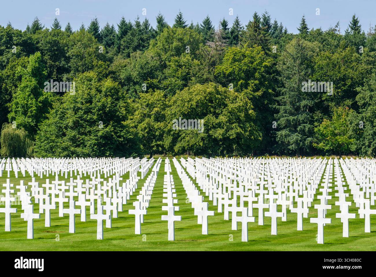 Les tombes du cimetière américain de Neupré forment une croix grecque. Le cimetière contient des tombes de soldats américains. C'est un site important avec Banque D'Images