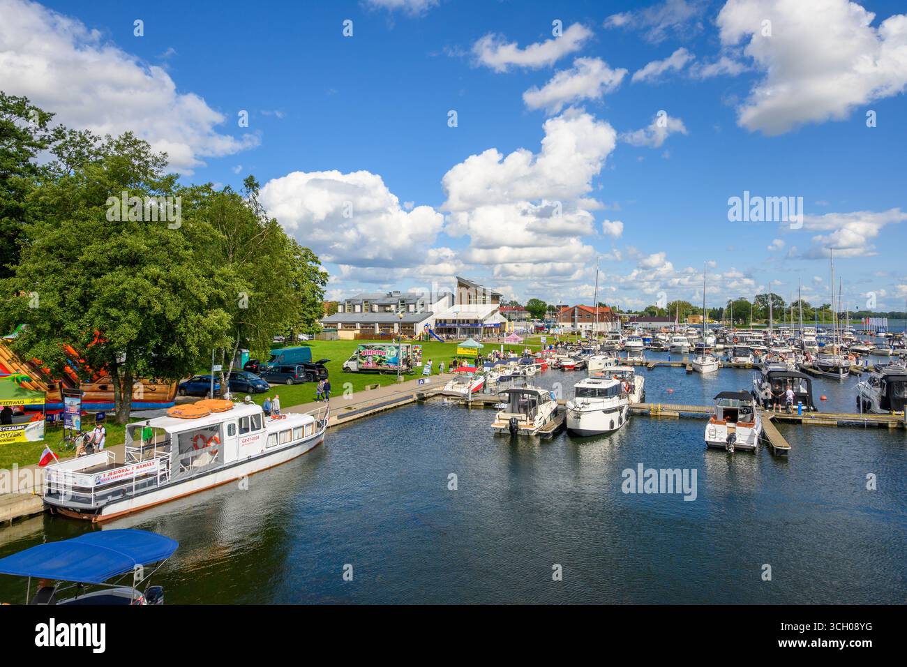 Gizycko, Pologne - 6 août 2025 : Marina à Gizycko sur le lac Niegocin, Masurie, Pologne Banque D'Images