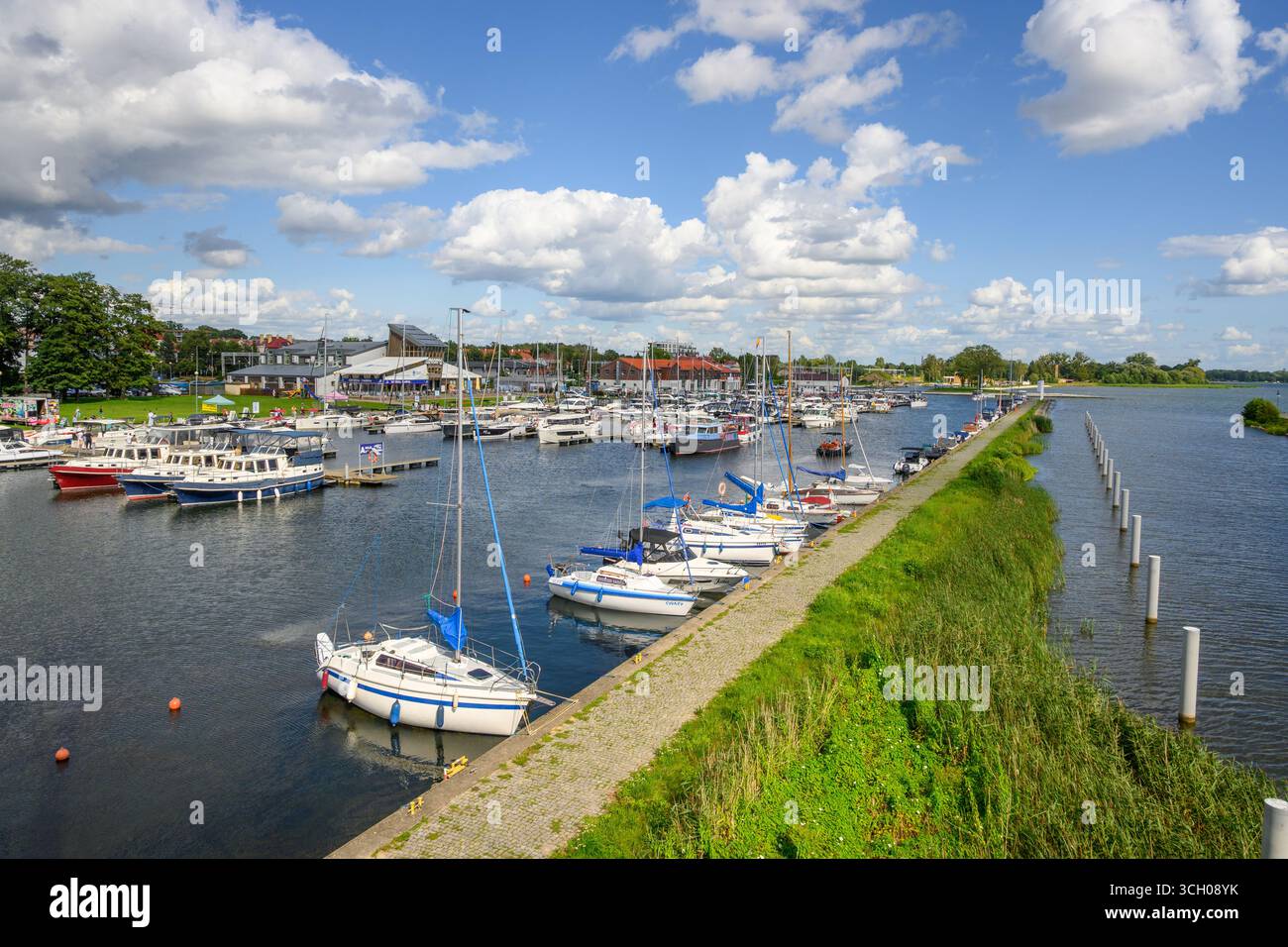 Gizycko, Pologne - 6 août 2025 : Marina à Gizycko sur le lac Niegocin, Masurie, Pologne Banque D'Images
