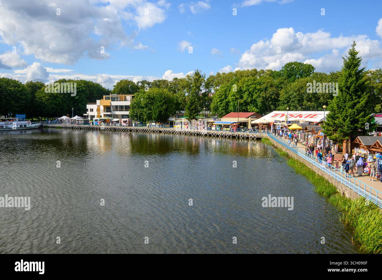 Gizycko, Pologne - 6 août 2025 : promenade au bord du lac Niégocin à Gizycko, Masurie, Pologne Banque D'Images