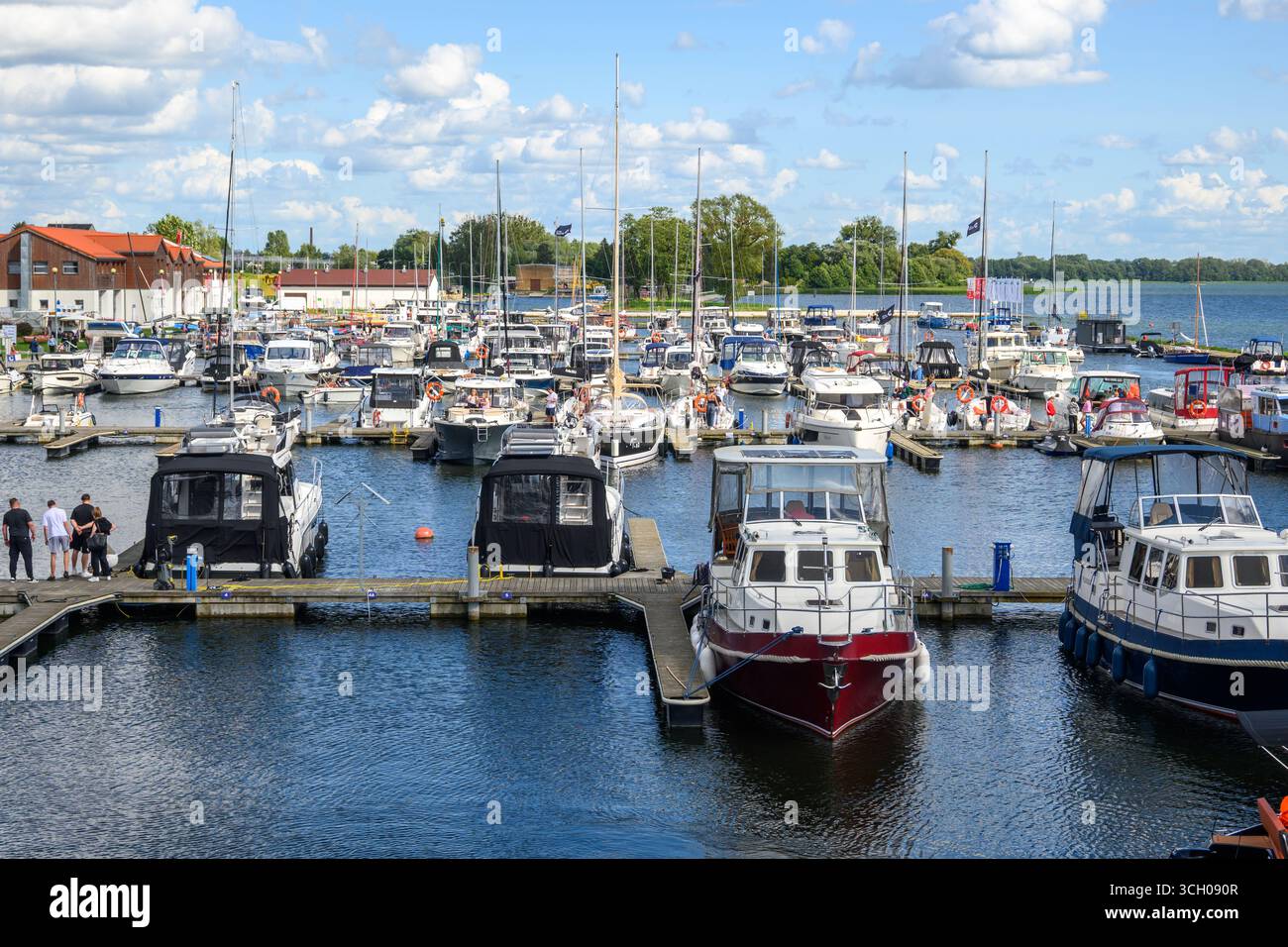 Gizycko, Pologne - 6 août 2025 : Marina à Gizycko sur le lac Niegocin, Masurie, Pologne Banque D'Images
