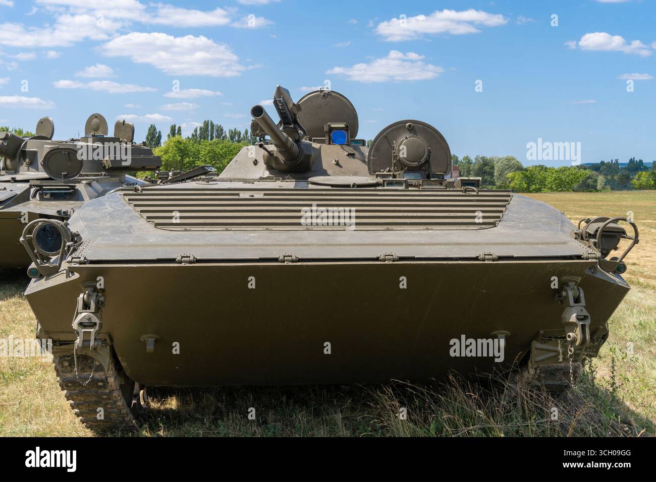 Vieux véhicule blindé russe de combat d'infanterie BMP-1 avec canon et lance-missiles Banque D'Images