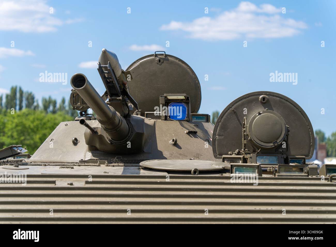 Vieux véhicule blindé russe de combat d'infanterie BMP-1 avec canon et lance-missiles Banque D'Images