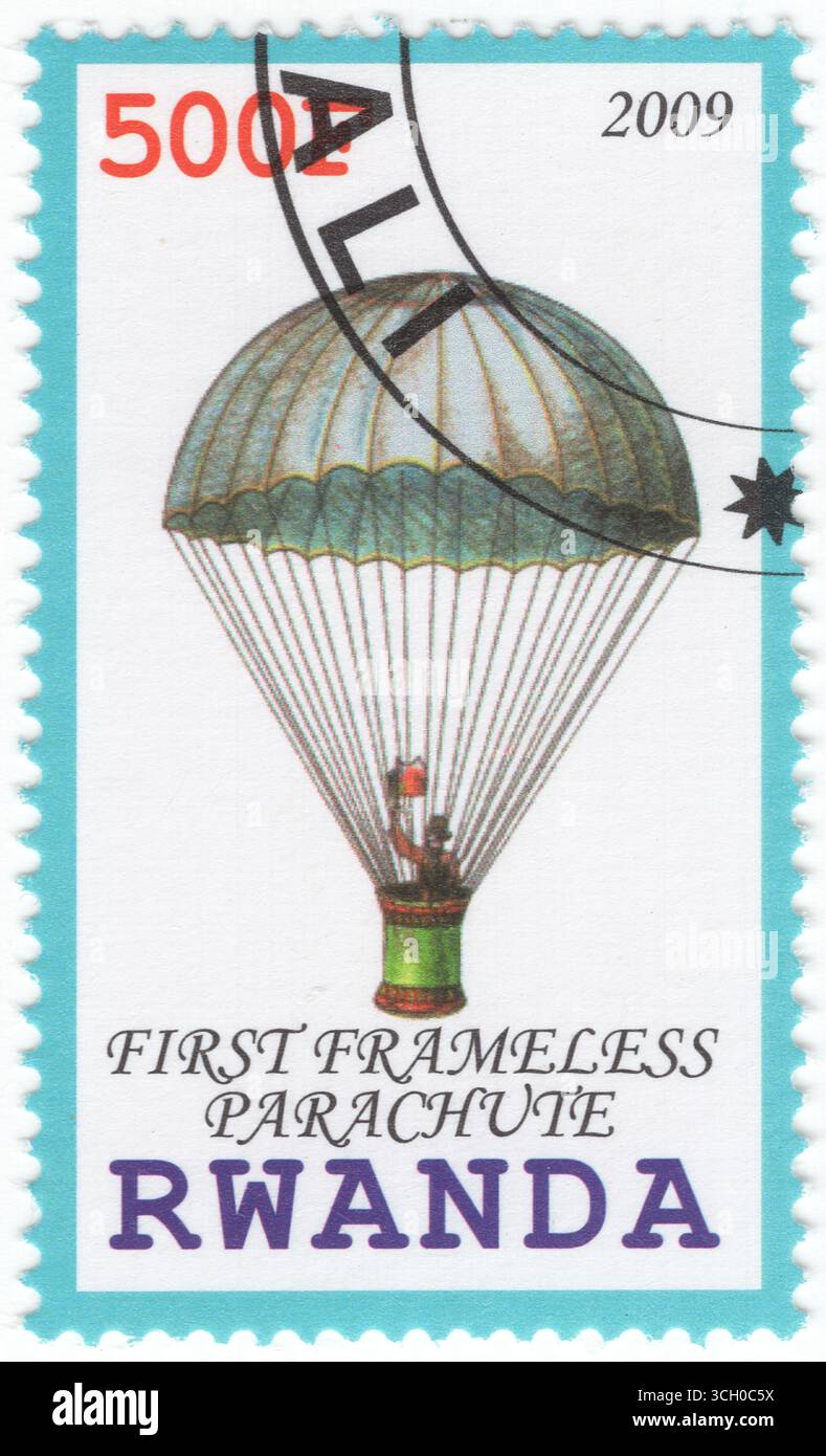 RWANDA - 2009 : timbre-poste illégal multicolore de 500 franc représentant le premier parachute sans cadre. André-Jacques Garnerin était un montgolfière français et l'inventeur du parachute sans cadre. Il est nommé Aeronaute officiel de France. Garnerin a commencé des expériences avec des parachutes précoces basés sur des dispositifs en forme de parapluie et a effectué la première descente en parachute sans cadre (dans la nacelle) avec un parachute en soie le 22 octobre 1797 au Parc Monceau, Paris. Le premier parachute de Garnerin était fait de toile blanche d'un diamètre d'environ 7 m Banque D'Images