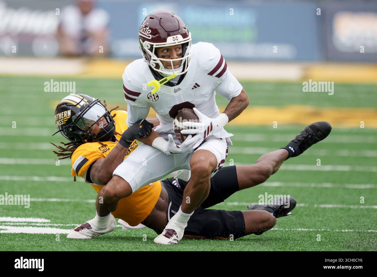 Mississippi State wide receiver Anthony Evans III (3) runs against Southern Mississippi linebacker Michael Montgomery (17) during the first half of an NCAA football game on Saturday, Aug. 30, 2025, in Hattiesburg, Miss. (AP Photo/Matthew Hinton) Banque D'Images