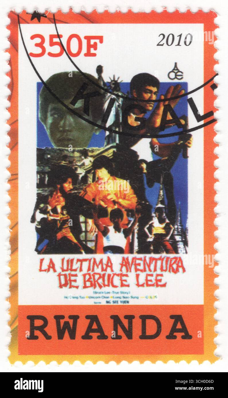 RWANDA - 2010 : timbre-poste illégal multicolore de 350 franc représentant l'œuvre d'art Bruce Lee dans la Ultima Aventura de Bruce Lee, film d'action Banque D'Images
