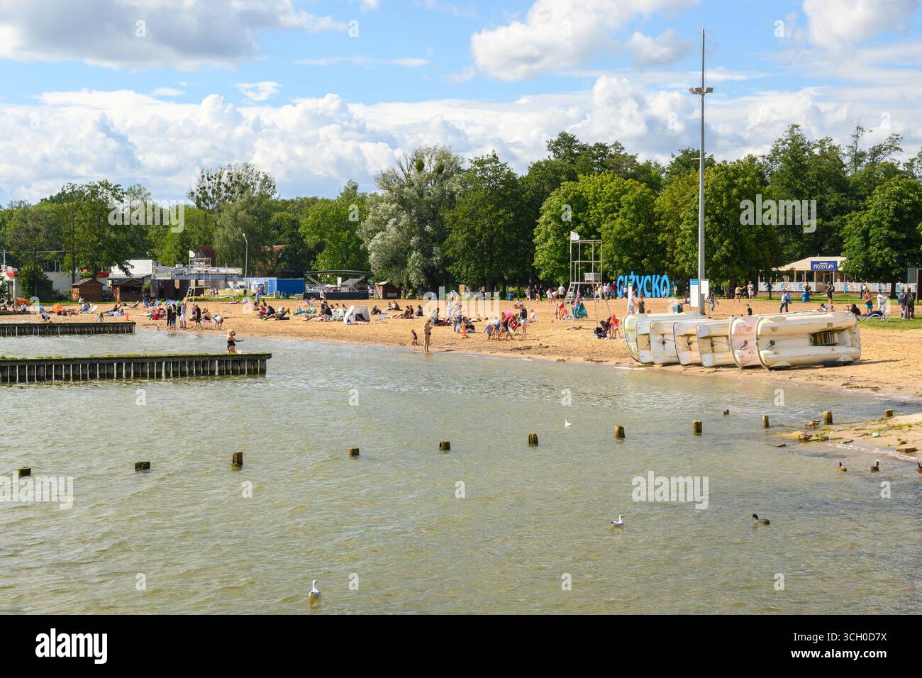 Gizycko, Pologne - 6 août 2025 : plage à Gizycko au bord du lac Niégocin, Masurie, Pologne Banque D'Images