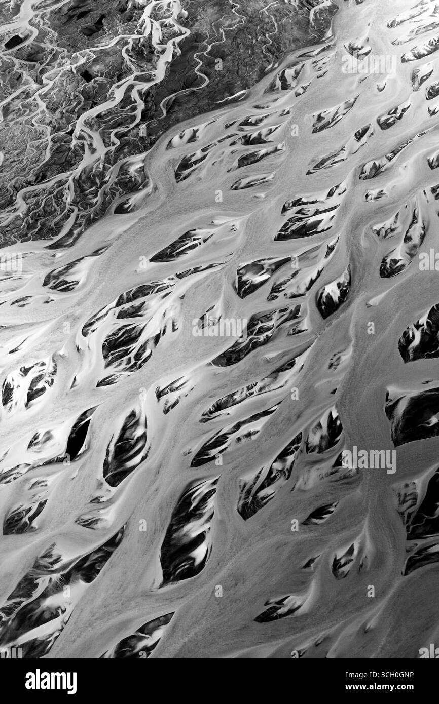 De nombreux rivets sinueux et rivets sur les plaines de sable noir et de cendres volcaniques de Skeidararsandur dans les Highlands d'Islande Banque D'Images