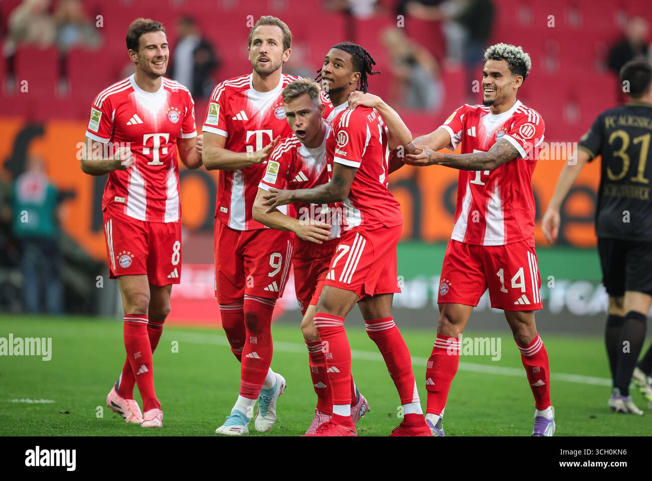 AUGSBOURG, ALLEMAGNE - AOÛT 30 : Michael Olise du FC Bayern Muenchen célèbre Leon Goretzka du FC Bayern Muenchen , Harry Kane du FC Bayern Muenchen , Joshua Kimmich du FC Bayern Muenchen , Luis Diaz du FC Bayern Muenchen après avoir marqué le troisième but de son équipe lors du match de Bundesliga entre le FC Augsburg et le FC Bayern München à la WWK-Arena le 30 août 2025 à Augsbourg, Allemagne. © diebilderwelt / Alamy Live News Banque D'Images
