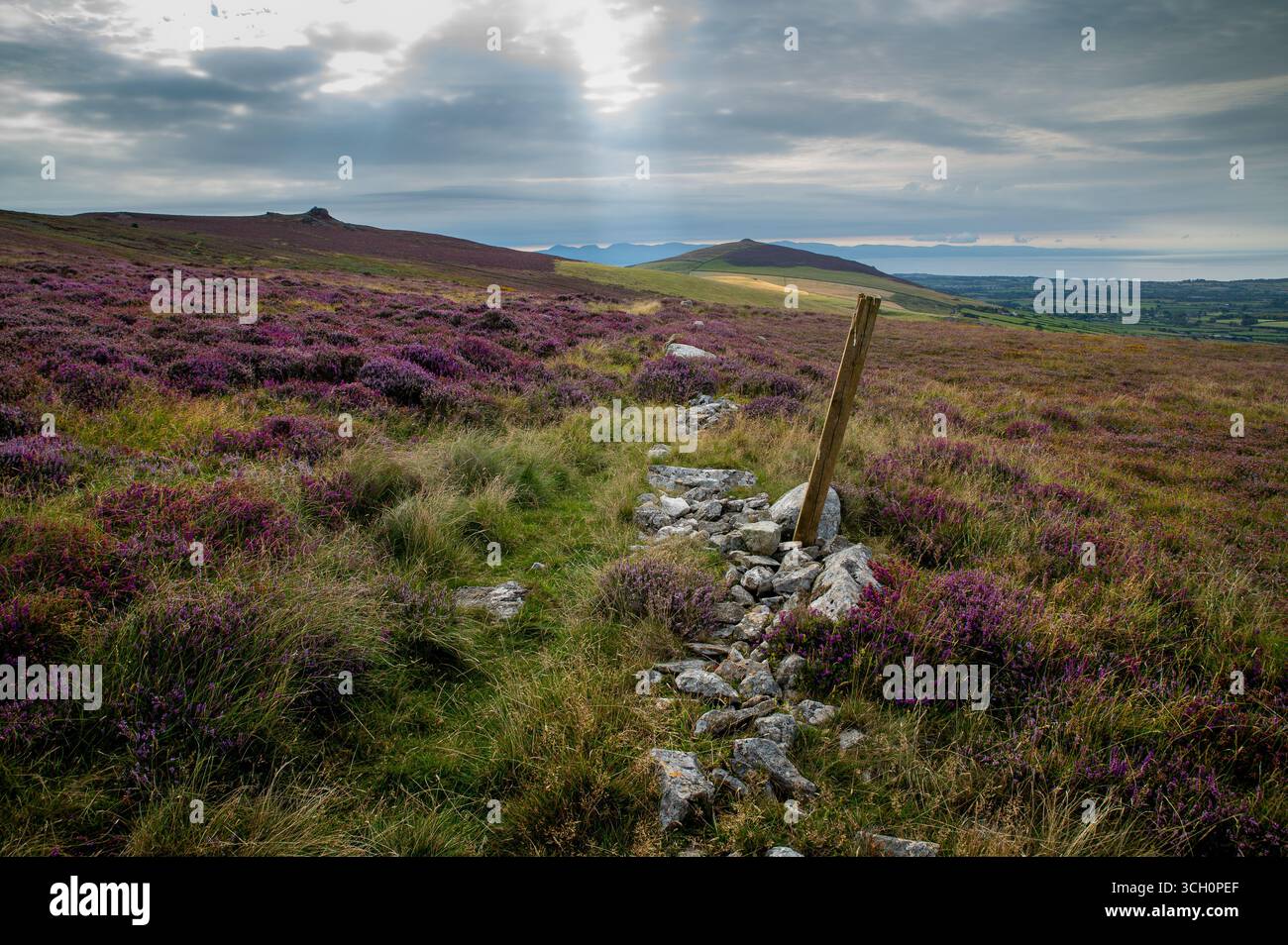 Vue sur le cairn funéraire de Mynydd Carnguwch Llyn Peninsula North Wales Banque D'Images
