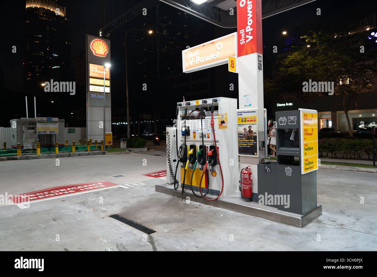 Kuala Lumpur, Malaisie - 17 septembre 2024 : une pompe à essence Shell V-Power dans une station-service la nuit. Banque D'Images