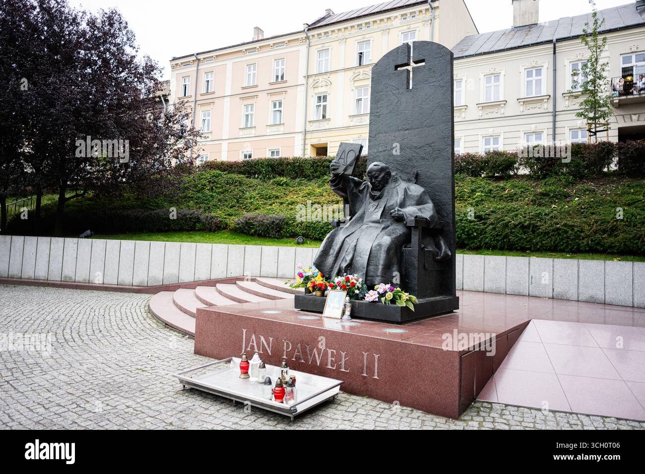 Przemysl, Pologne - 23 août 2025 : Monument de Jan Paweł II à Przemysl Pologne avec fleurs et bougies. Le pape Jean-Paul Ier Banque D'Images