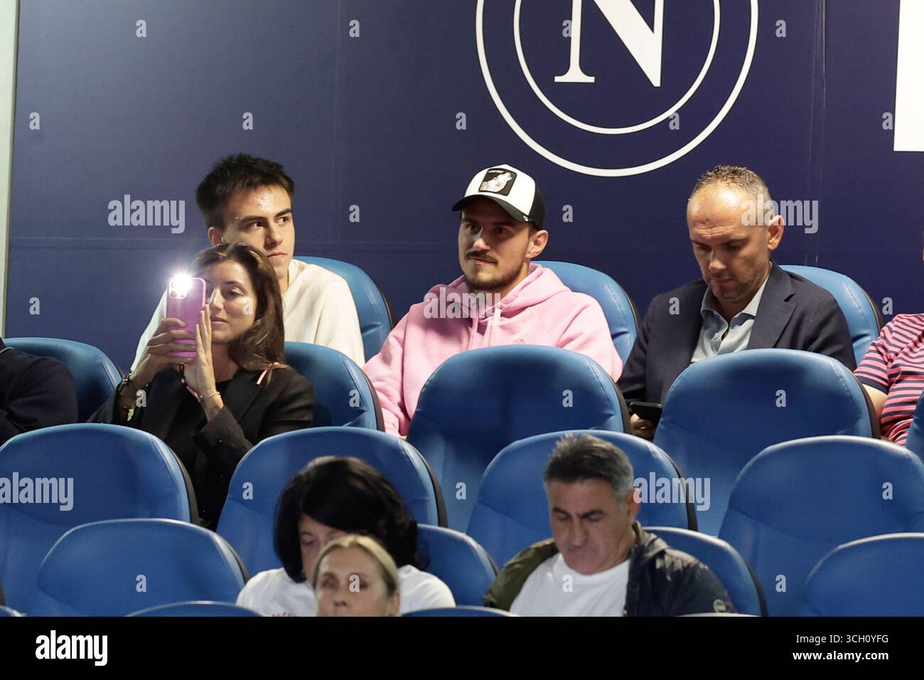 Naples, Italie. 30 août 2025. Eljif Elmas regarde pendant le match de football Serie A entre SSC Napoli vs Cagliari au stade Diego Armando Maradona à Naples, dans le sud de l'Italie, le 30 août 2025. Crédit : Agence photo indépendante/Alamy Live News Banque D'Images