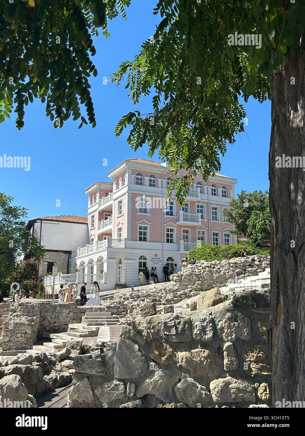 Montre une villa romantique avec des rochers en face, et un arbre en face Banque D'Images