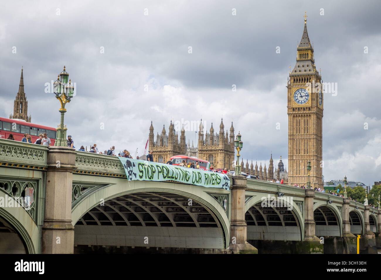 Les militants de extinction Rebellion ont organisé une manifestation à Westminster, appelant à une action urgente pour arrêter le déversement des eaux usées et la pollution dans les rivières et les mers du Royaume-Uni. Les militants ont largué des banderoles et tenu des pancartes exigeant de l'eau potable, soulignant l'inaction du gouvernement et la négligence des entreprises. La manifestation a attiré l'attention sur la crise écologique et sanitaire causée par les déchets non traités et la pollution industrielle. Banque D'Images