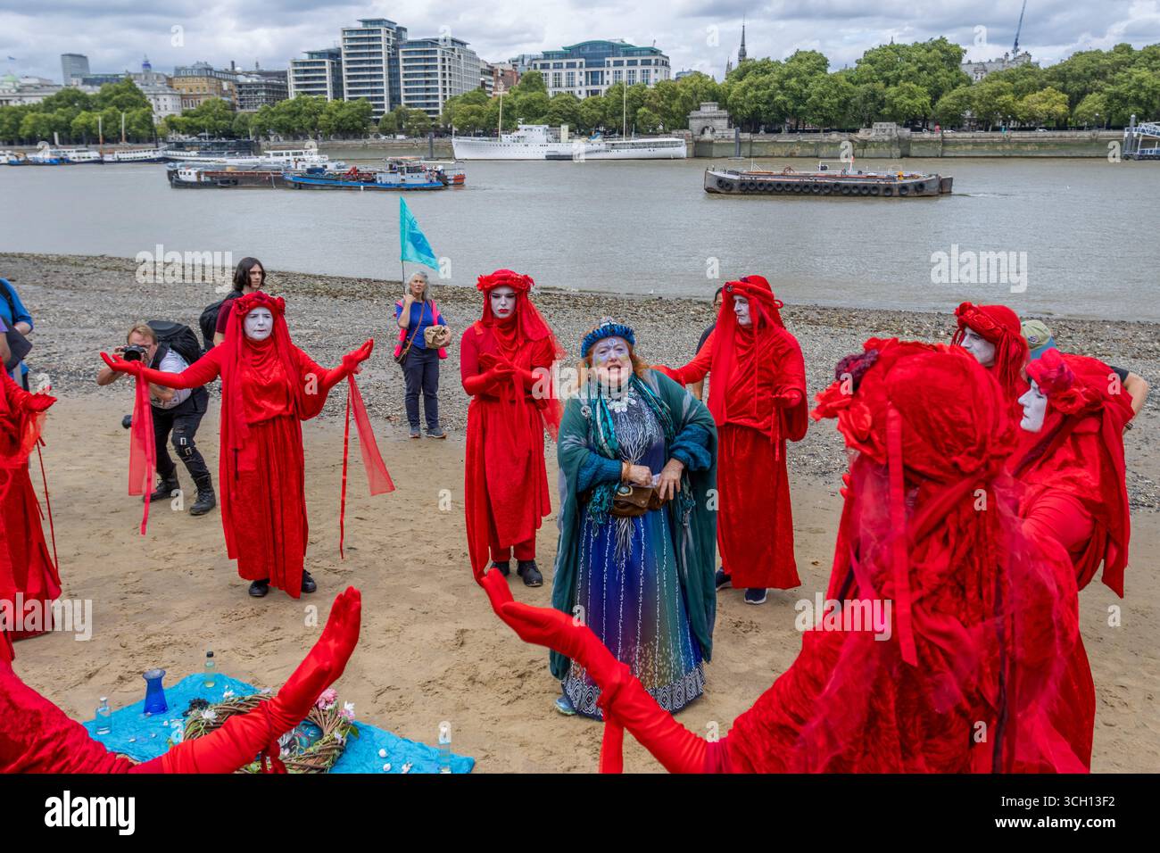 Les militants de extinction Rebellion ont organisé une manifestation à Westminster, appelant à une action urgente pour arrêter le déversement des eaux usées et la pollution dans les rivières et les mers du Royaume-Uni. Les militants ont largué des banderoles et tenu des pancartes exigeant de l'eau potable, soulignant l'inaction du gouvernement et la négligence des entreprises. La manifestation a attiré l'attention sur la crise écologique et sanitaire causée par les déchets non traités et la pollution industrielle. Banque D'Images