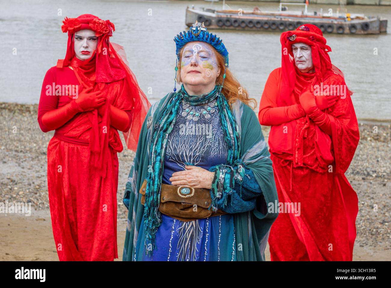 Les militants de extinction Rebellion ont organisé une manifestation à Westminster, appelant à une action urgente pour arrêter le déversement des eaux usées et la pollution dans les rivières et les mers du Royaume-Uni. Les militants ont largué des banderoles et tenu des pancartes exigeant de l'eau potable, soulignant l'inaction du gouvernement et la négligence des entreprises. La manifestation a attiré l'attention sur la crise écologique et sanitaire causée par les déchets non traités et la pollution industrielle. Banque D'Images