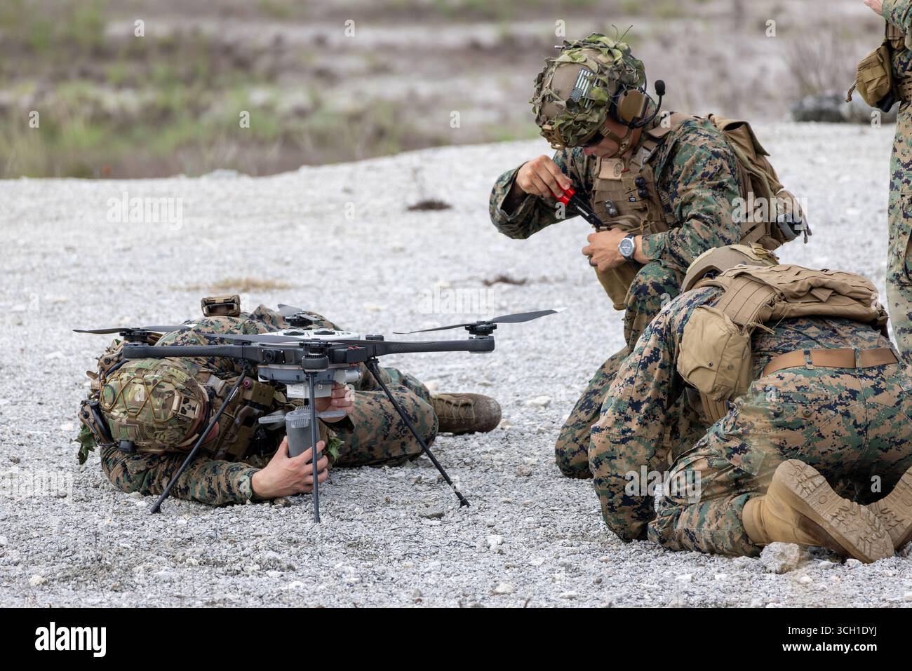 Jacksonville, États-Unis. 03 juillet 2025. Les Marines américains avec Advanced Infantry Training Battalion, School of Infantry, chargent un système de munitions Mjolnir sur un petit système d'avion sans pilote R80D Skyraider lors de l'exercice combiné d'entraînement au tir réel au Camp Lejeune, le 3 juillet 2025 à Jacksonville, Caroline du Nord. Crédit : Cpl. Zachariah Ferraro/U.S Marines/Alamy Live News Banque D'Images