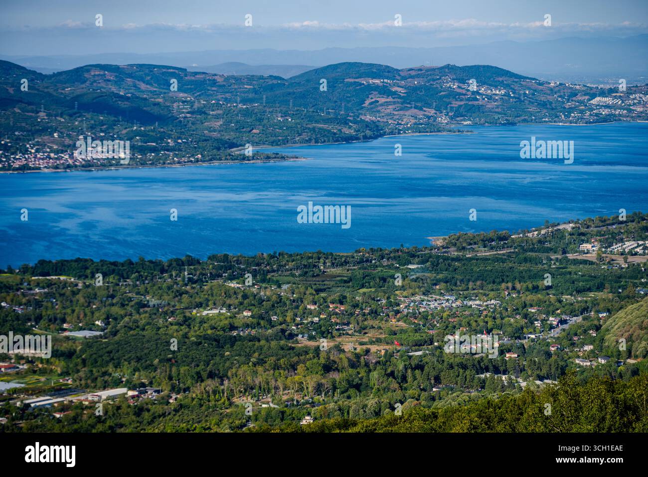 Une vue panoramique sur le lac Sapanca avec les villes voisines, les forêts et les collines comme vu de Kartepe dans la province de Kocaeli, Türkiye, par une journée d'été ensoleillée. Banque D'Images