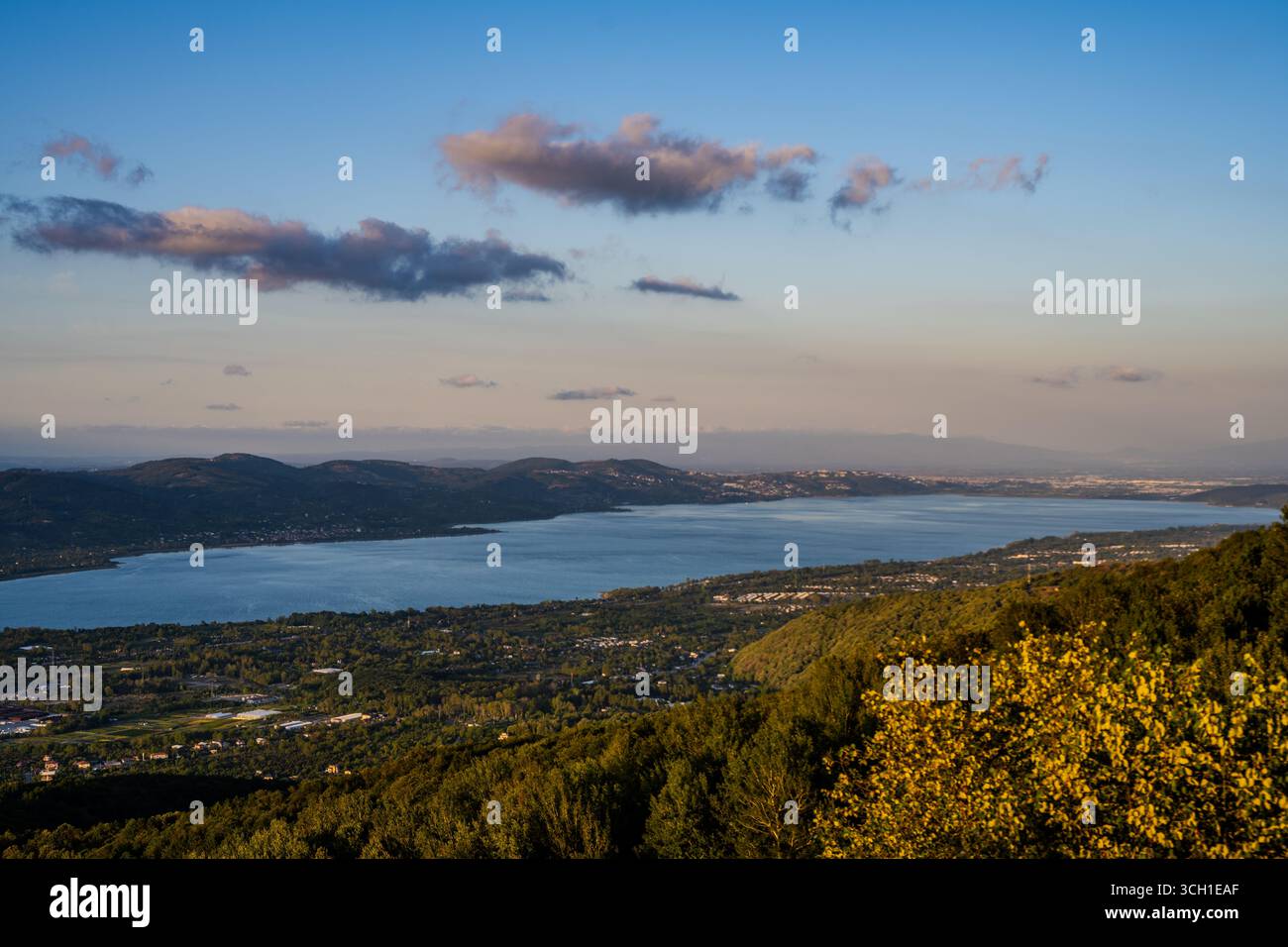 Lac Sapanca entouré de collines, de forêts et de colonies comme vu de Kartepe dans la province de Kocaeli, Türkiye, pendant le coucher du soleil par une soirée claire. Banque D'Images