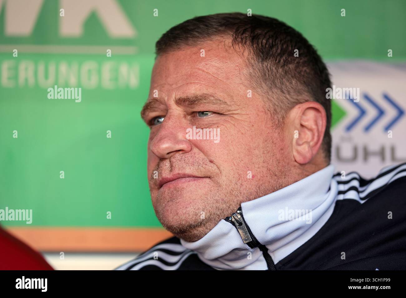 AUGSBOURG, ALLEMAGNE - AOÛT 30 : Max Eberl membre du conseil d'administration du FC Bayern Muenchen avant le match de Bundesliga entre le FC Augsbourg et le FC Bayern München à la WWK-Arena le 30 août 2025 à Augsbourg, Allemagne. © diebilderwelt / Alamy Live News Banque D'Images