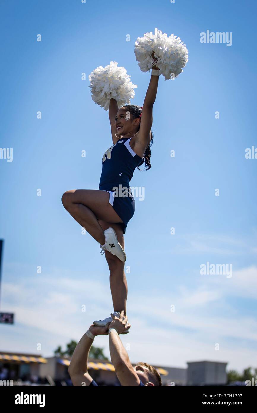 August 30, 2025: Navy Midshipmen cheerleader during the game between the Virginia Military Institute Keydets and the Navy Midshipmen played in Annapolis, Maryland. Cory Royster/Cal Sport Media (Credit Image: © Cory Royster/Cal Sport Media) (Cal Sport Media via AP Images) Banque D'Images