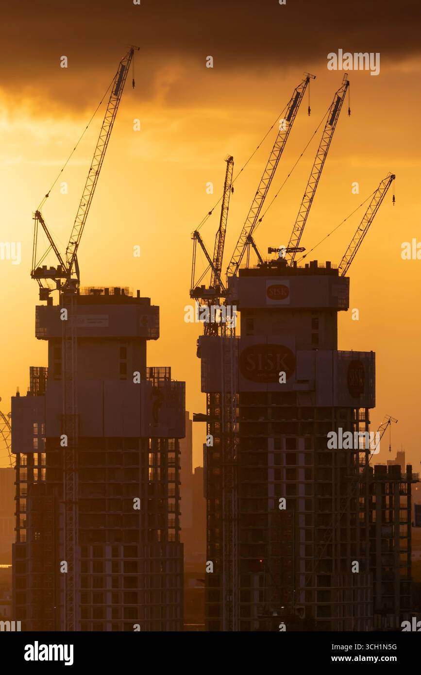 Londres, Royaume-Uni. 28 août 2025. Météo britannique : coucher de soleil spectaculaire sur la ville avec la construction silhouette des blocs de construction S&T en vue. Sisk a été mandaté par Greystar Real Estate Partners, LLC (« Greystar ») pour livrer deux bâtiments clés situés sur le site de l’ancienne biscuiterie de Bermondsey, au sud de Londres, d’une valeur de 181 millions de livres sterling Crédit : Guy Corbishley/Alamy Live News Banque D'Images